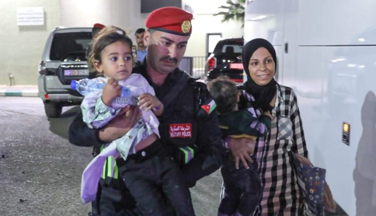 القوات المسلحة تُجلي الدفعة السادسة عشرة من أطفال غزة المرضى للعلاج في المملكة