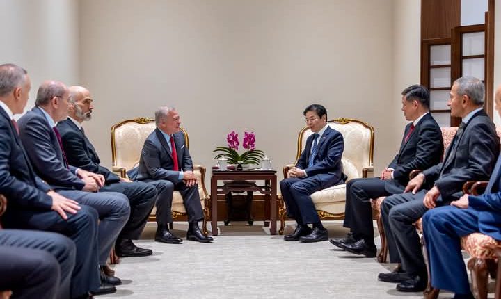 الملك: نعزز الشراكات مع سنغافورة ونسعى لوقف التصعيد بالقدس وغزة