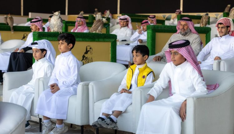 الأطفال يستثمرون إجازة الخريف بحضور فعاليات كأس نادي الصقور السعودي بالخبر