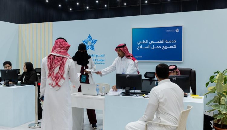 كأس نادي الصقور السعودي 2025″ يتيح لزواره خدمة الفحص الطبي لترخيص شراء الأسلحة