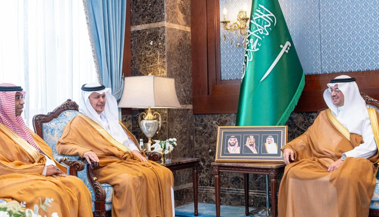 سمو محافظ الأحساء يستقبل مدير التعليم بالمحافظة