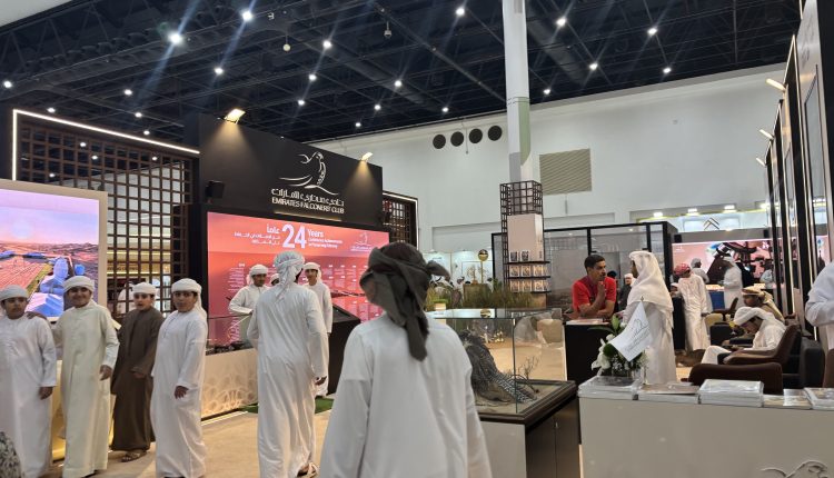 نادي صقّاري الإمارات يُثري أولى دورات معرض العين للصيد بتجربة تراثية غنية