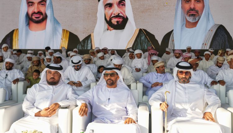 تتويج الفائزين في أشواط سن الحقايق في مزاينة رزين بمهرجان الظفرة