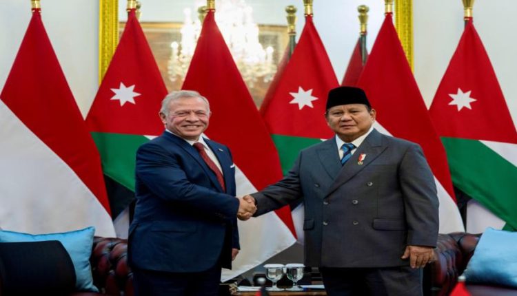 الملك يمنح الرئيس الإندونيسي وسام النهضة المرصع