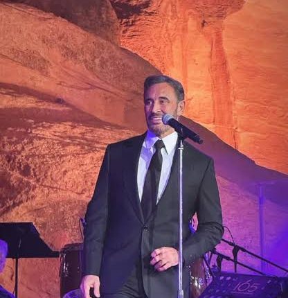 الفنان كاظم الساهر يحيي حفلاً في مدينة البترا وسط حضور جماهيري لافت