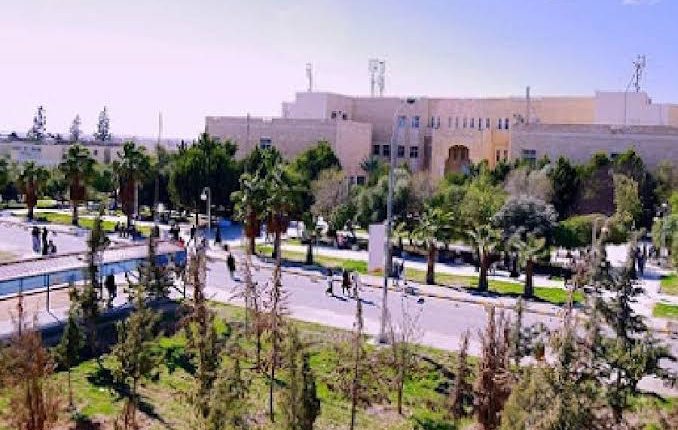 إنهاء خدمة مدرسة في جامعة آل البيت بعد منشورات تنتقد فيها إدارة الجامعة