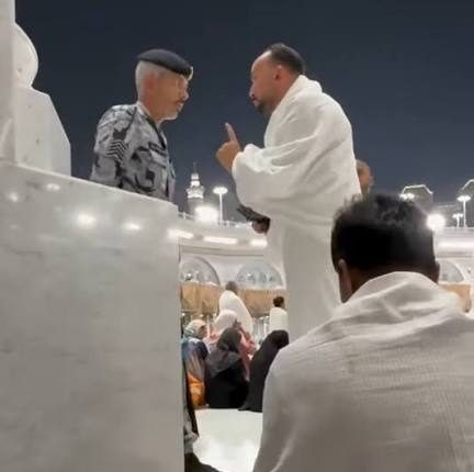 السعودية تضبط شرطي ظهر في فيديو وهو يعتدي على معتمرين داخل الحرم