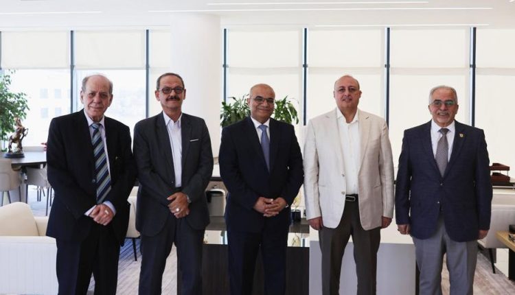 نقيب الصحفيين ونائبه في ضيافة عمان الاهلية