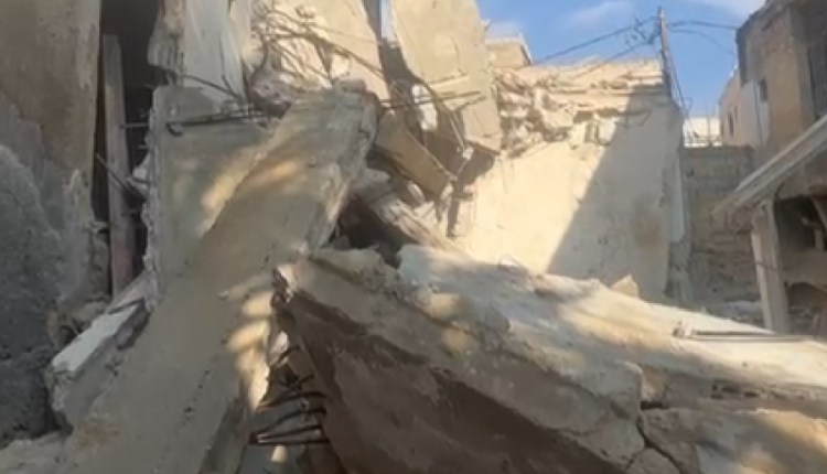 انهيار مفاجئ لمنزل من طابقين أثناء وجود العائلة داخله في منطقة الشونة الشمالية .. تفاصيل