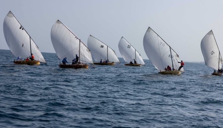 مهرجان الياسات يتوج الفائزين بسباق القفاي للمحامل الشراعية