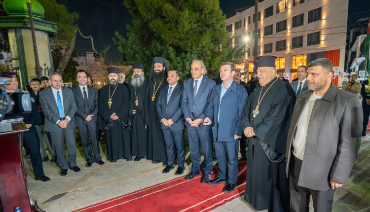 رئيس لجنة السياحة والآثار النيابية يضيء شجرة عيد الميلاد في دوار باريس بالعاصمة عمان