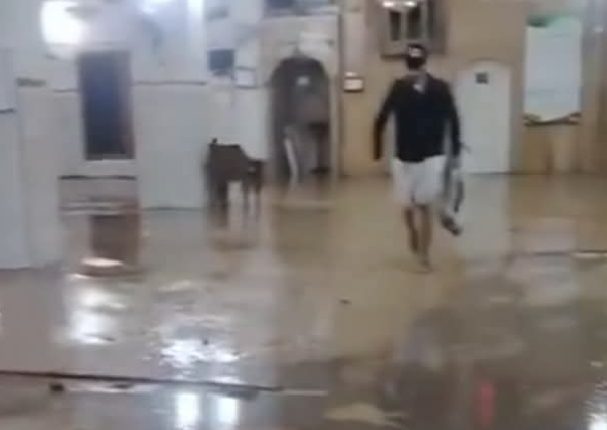 بالصور…مياه الأمطار تداهم مسجد العراق الكبير في الكرك