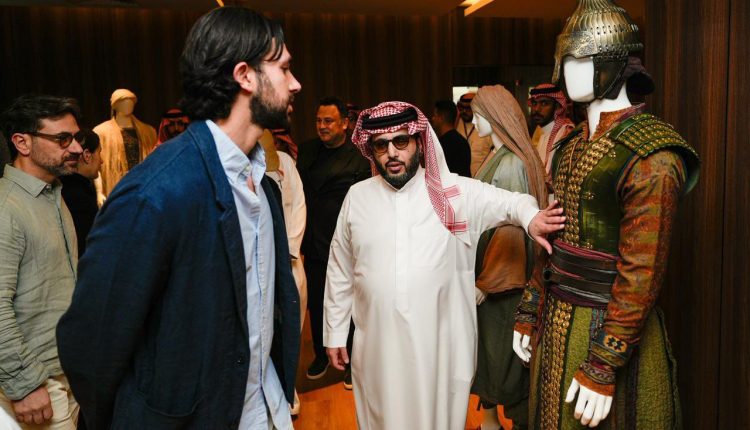 تركي آل الشيخ يزور استديوهات الحصن والقدية لمتابعة تحضيرات فيلم خالد بن الوليد
