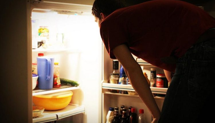 تناول الطعام ليلاً.. هكذا يضر بصحتك