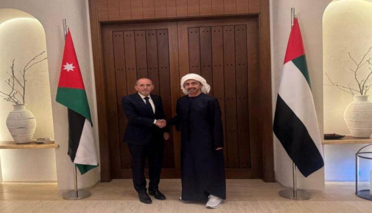 وزير الخارجية يلتقي نظيره الإماراتي لبحث التعاون والقضايا الإقليمية