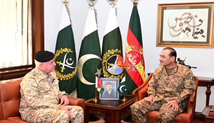 الأردن وباكستان يبحثان سبل تعزيز التعاون العسكري والدفاعي