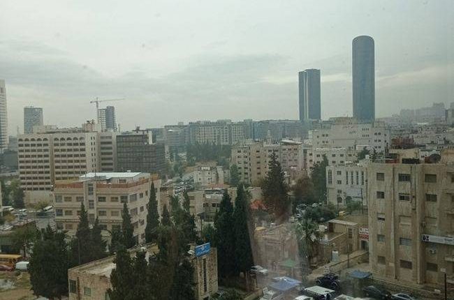 الأحد يكون الطقس غائما جزئيًا، وباردا نسبيًا في أغلب المناطق وفرصة ضعيفة في ساعات المساء لزخات خفيفة من المطر