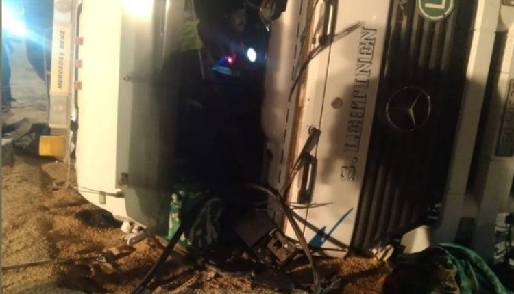 تدهور شاحنة على أوتوستراد المفرق وإصابة شخصين