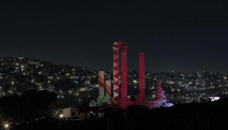 أمانة عمّان تضيء أعمدة جبل القلعة بعلم دولة قطرا حتفالًا باليوم الوطني