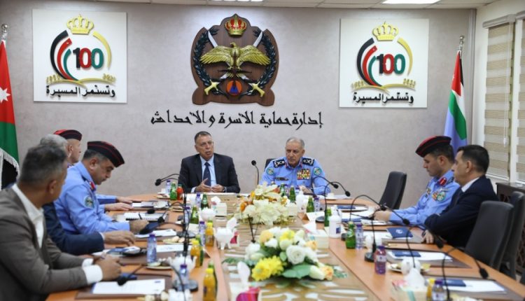 وزير الداخلية ومدير الأمن العام يزوران إدارة حماية الأسرة والأحداث