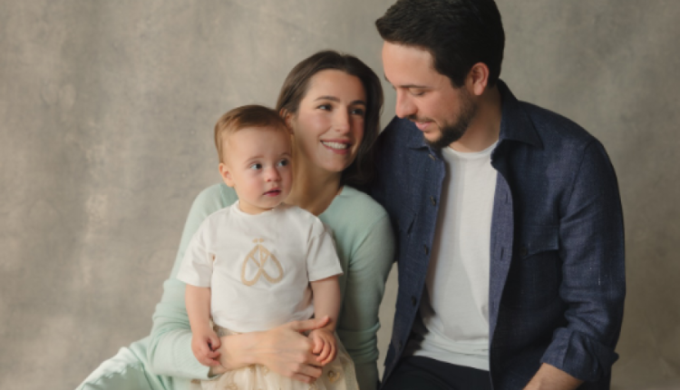 ولي العهد يهنئ الأردنيين بالعام الجديد بصورة عائلية تجمعه بالأميرة رجوة والأميرة إيمان