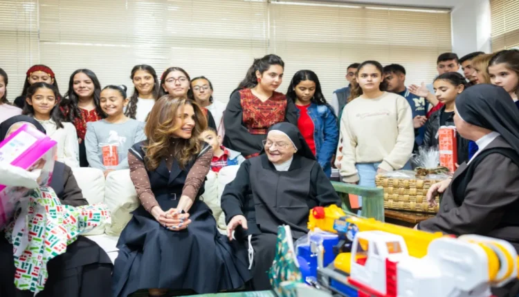 الملكة رانيا تشارك أطفال جمعية مار منصور الخيرية احتفالهم بعيد الميلاد المجيد