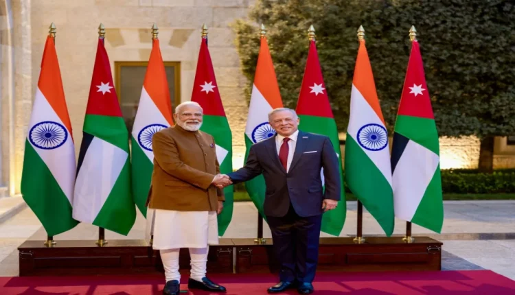 الملك يعقد مباحثات مع رئيس الوزراء الهندي في قصر الحسينية