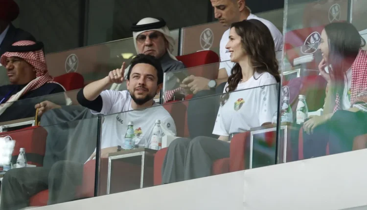 الأمير حسين والأميرة رجوة يصلان لملعب نهائي العرب