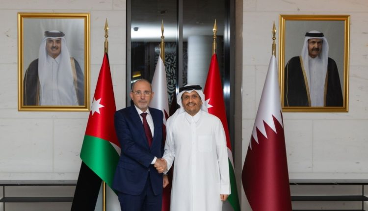 الصفدي يبحث في الدوحة تعزيز العلاقات الثنائية والتطورات الإقليمية مع نظيره القطري