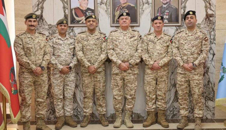 مندوباً عن الملك… رئيس هيئة الأركان يُكرم عددا من الضباط بهدايا ملكية