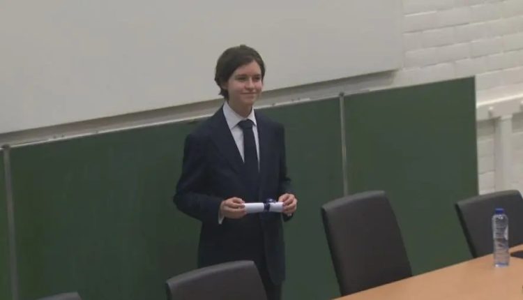 “أينشتاين الصغير”.. بلجيكي ينال الدكتوراه في الفيزياء بعمر الـ15 عامًا