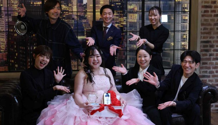 شابة يابانية تلفت أنظار العالم بحفل زفاف من شريك أحلامها “الافتراضي” (فيديو وصور)