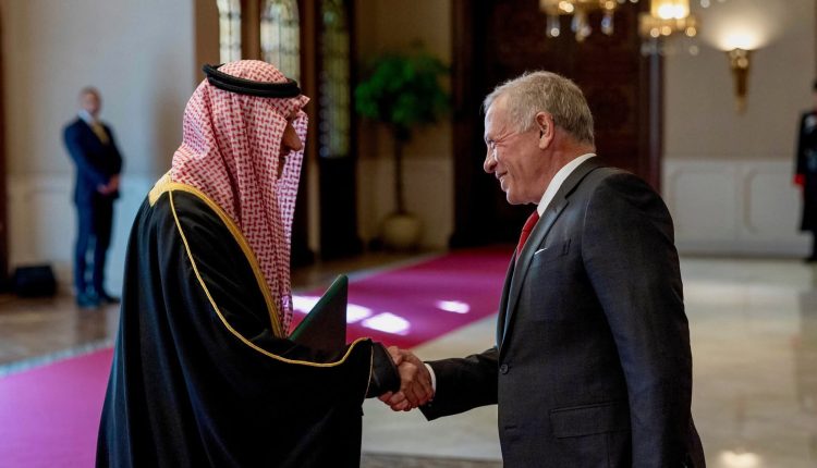 الملك يتقبل أوراق اعتماد عدد من السفراء