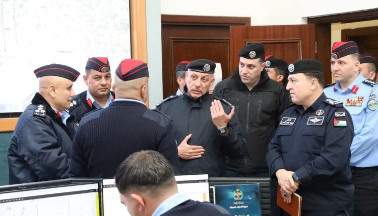 مدير الأمن العام يتفقد الدفاع المدني ومركز القيادة والسيطرة (911) ويشيد بجهود الاستجابة خلال المنخفض الجوي