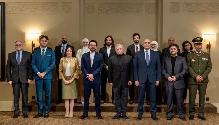 جلالة الملك يلتقي بفريق عمل تنظيم الجناح الأردني بمعرض  “إكسبو 2025 أوساكا” في اليابان،