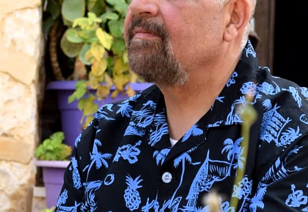 على مزيج اللون والضوء وذاكرة الزمان والمكان… افتتاح معرض الفنان التشكيلي خلدون أبو طالب في البلقاء