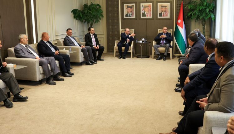 القاضي يلتقي مدير عام “الشؤون الفلسطينية” ورؤساء لجان خدمات المخيمات