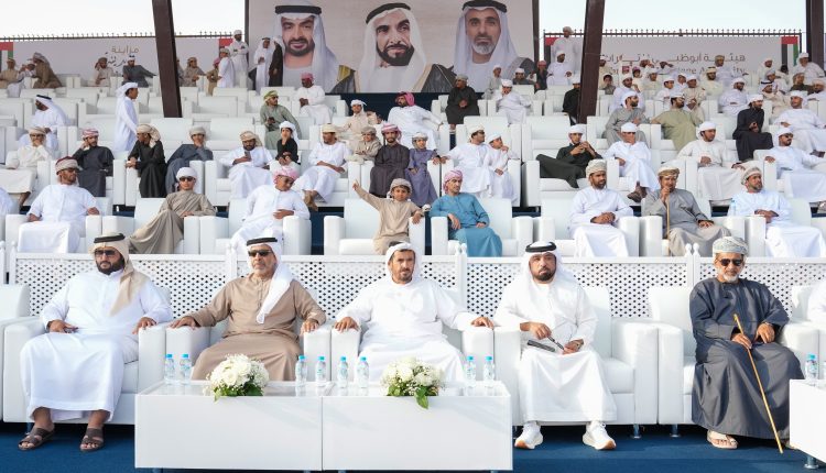 تواصل منافسات مزاينة مدينة زايد بمهرجان الظفرة وتتويج الفائزين بسن الإيذاع