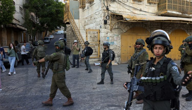 مسلح يفتح النار على حاجز قرب رام الله ويفر من المكان.. تفاصيل