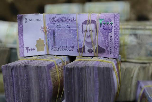 سورية تستعد لطرح عملة جديدة مع حذف صفرين بعد انهيار الليرة