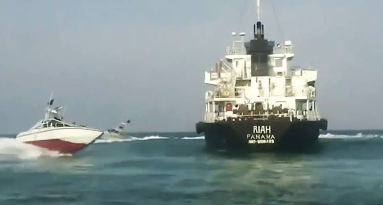 إيران تعلن السيطرة على سفينة تنقل 4 ملايين طن من النفط المُهرّب