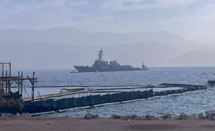 مدمرة تابعة للبحرية الأميركية ترسو في ميناء إيلات