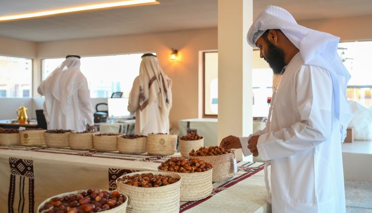 منافسة قوية ومشاركة واسعة في مزاينة التمور بمهرجان الظفرة