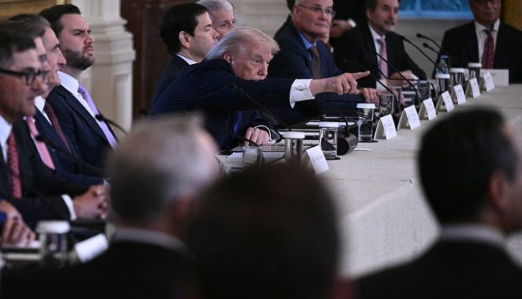 ترامب يجتمع مع 17 شركة نفط لاستثمار 100 مليار دولار في فنزويلا.. ماذا حدث؟