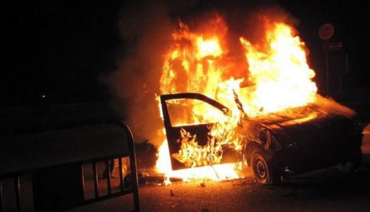 زوج يسكب البنزين على زوجته ويحرقها داخل سيارتها