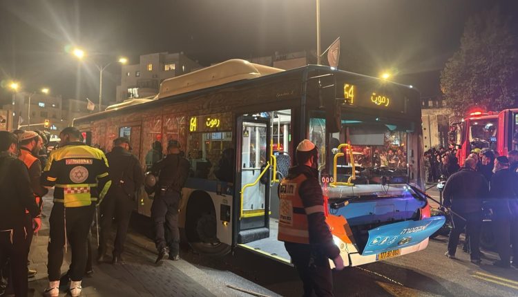 مقتل متظاهر إسرائيلي وإصابة 3 آخرين دهستهم حافلة بالقدس