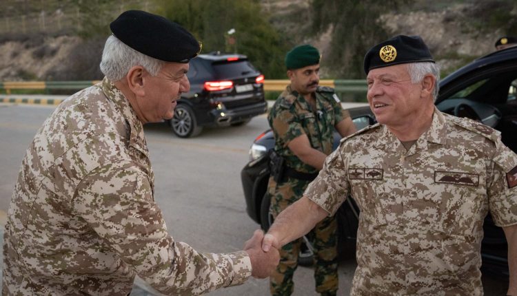 رئيس هيئة الأركان يرد على رسالة الملك: الجيش العربي على مسار التطوير والتحول البنيوي