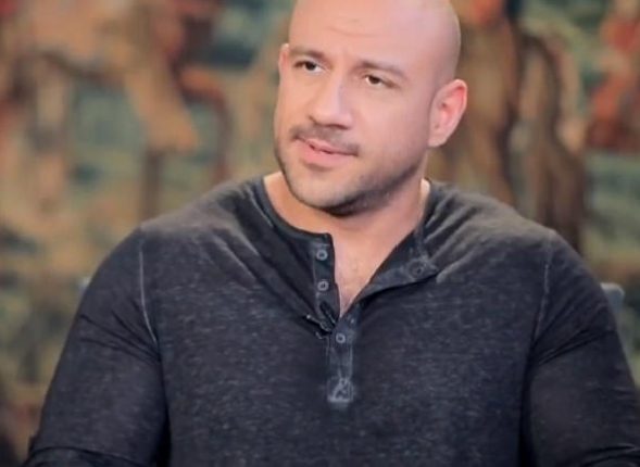 أحمد مكي يقاضي مديرة أعماله .. تفاصيل