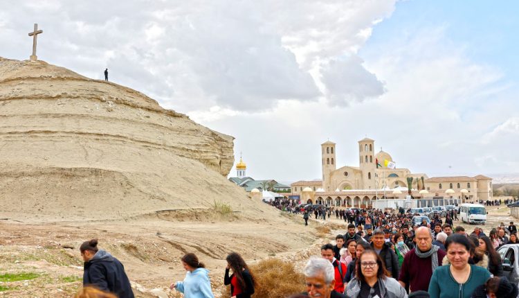 الاردن…موقع المغطس يشهد إحياء صلاة الحج المسيحي السنوية بحضور واسع