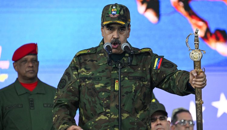 ظهورأول صورة لـ مادورو وهو في قبضة القوات الأمريكية